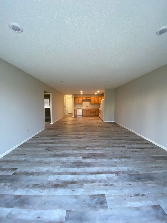 Building Photo - Updated 2 Bedroom End Unit