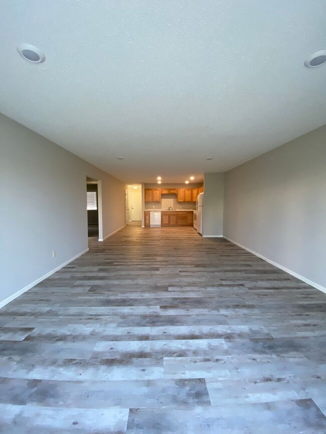 Building Photo - Updated 2 Bedroom Town Home