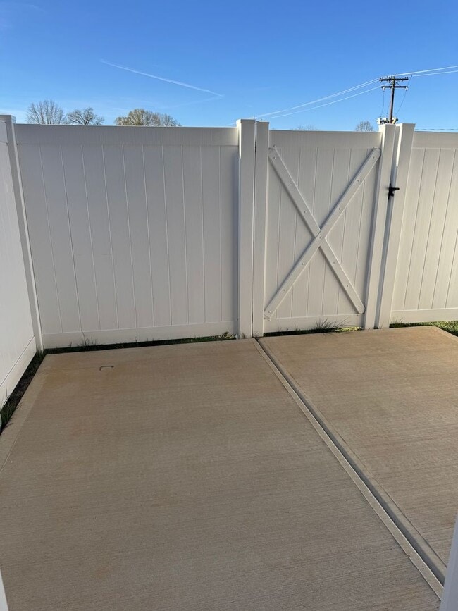 Building Photo - 1006 10th Ave NE