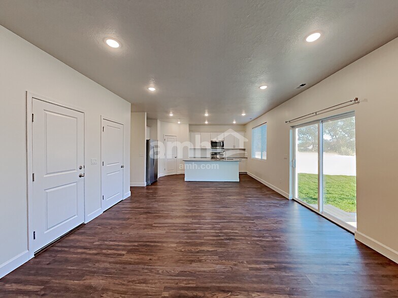 Building Photo - 1273 E White St