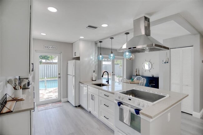 Building Photo - 1437 NE 25th St