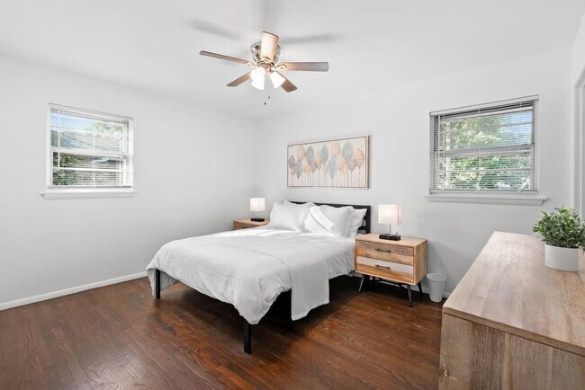 Building Photo - 814 Holiday Ave