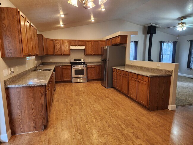 Building Photo - 93 S Rainbow Dr