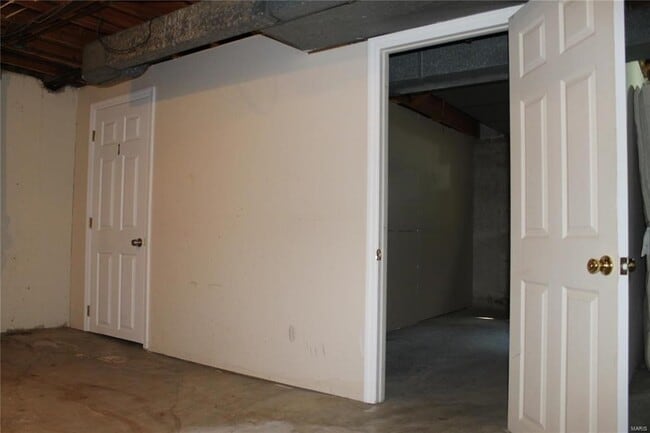 Building Photo - LOCATION!! LOCATION!!! This One bedroom/on...
