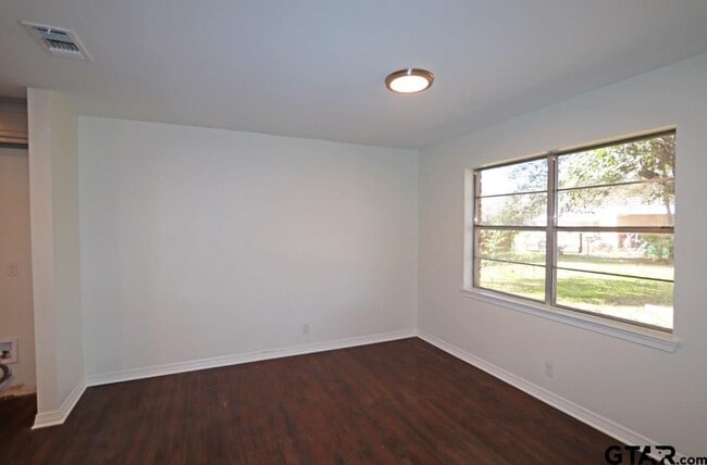 Building Photo - 806 Neches Dr