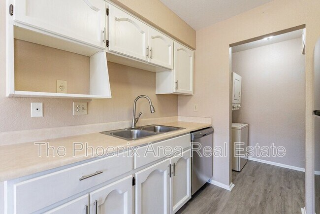 Building Photo - 16657 E Gunsight Dr