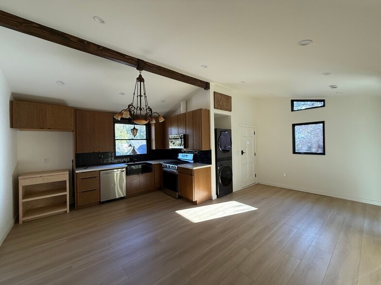 Building Photo - 2115 Hyperion Ave