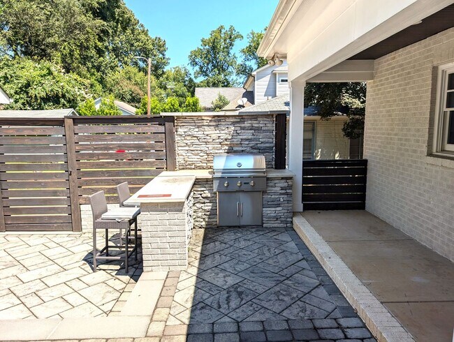 Building Photo - Plaza Midwood, Luxury 4 Bedroom/4 Bathroom Home!