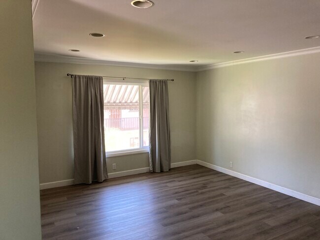 Living room - 700 E Carson St