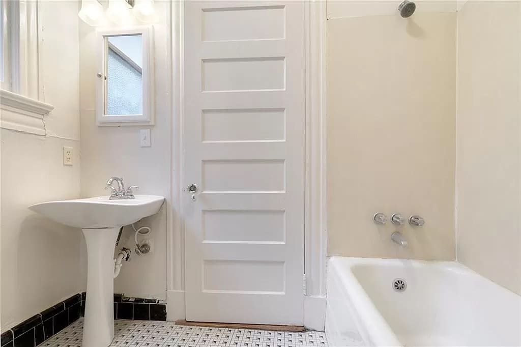FRONT FULL BATHROOM SHARED WITH 1ST AND 2ND BEDROOMS. - 8 Neron Pl
