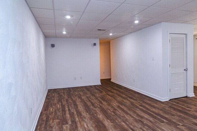 Building Photo - New Listing!