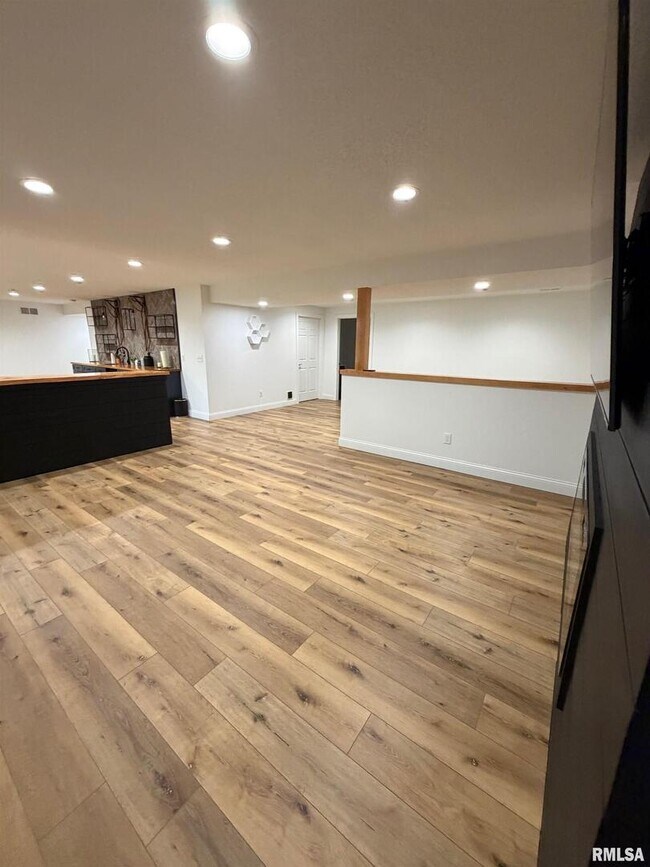 Building Photo - 2625 E 56th Ct