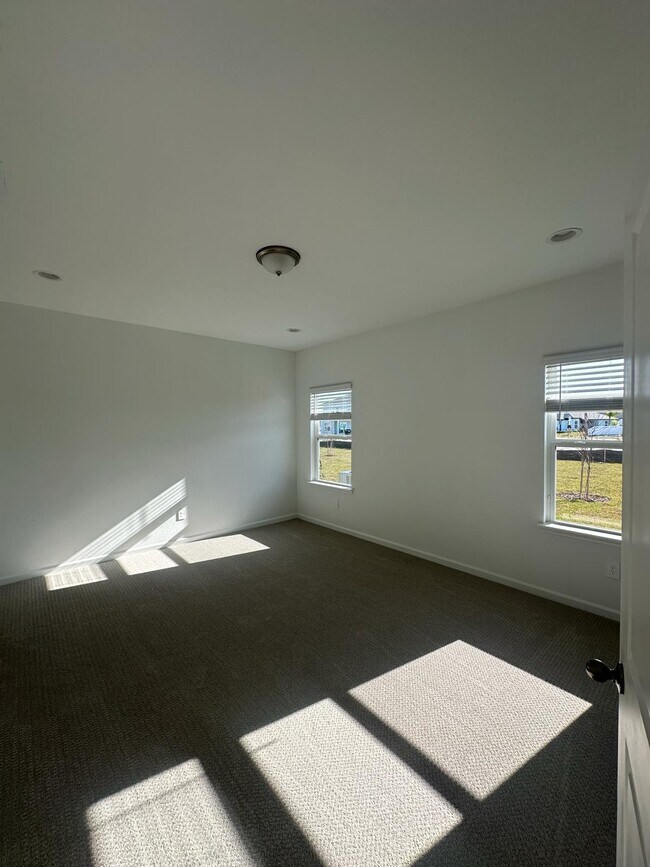 Building Photo - 572 Silver Landing Dr