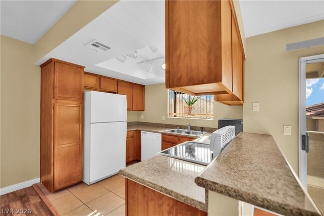 Building Photo - 7300 W Pirates Cove Rd