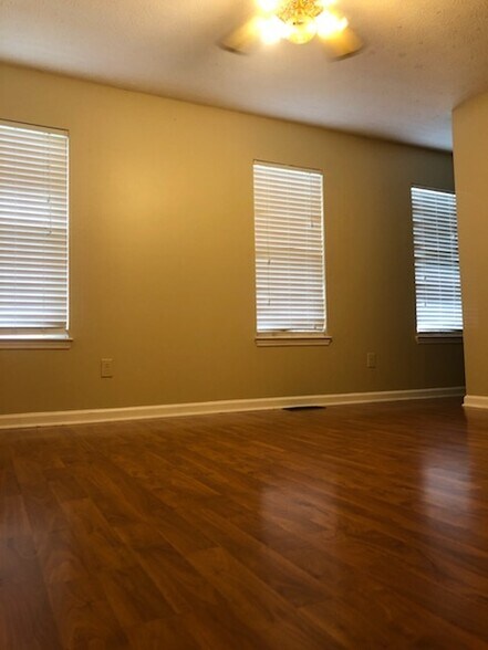 Building Photo - 6642 Meadow Rue Dr