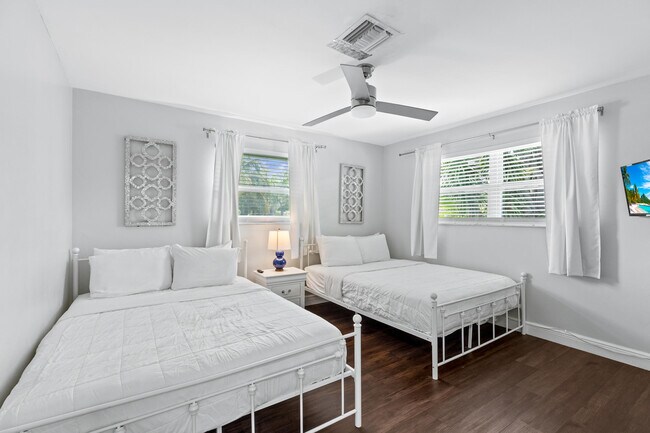 Building Photo - 1800 NE 28th Ave