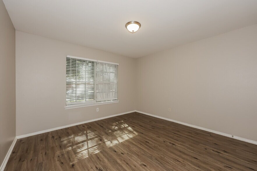 Building Photo - 1300 Maple Terrace Dr