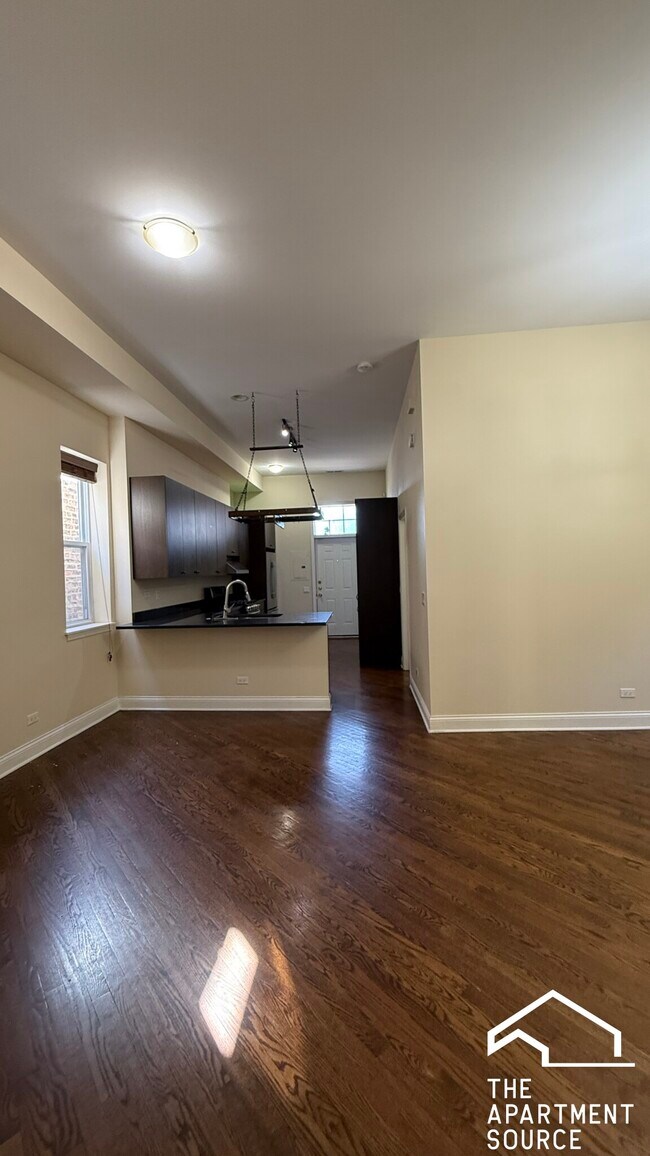 Building Photo - 1010 S Oakley Ave