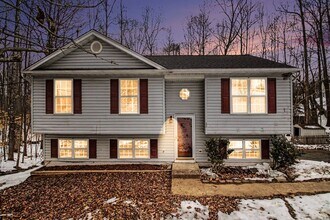 Building Photo - AVAILABLE NOW-3 Bedroom Split foyer in Stafford