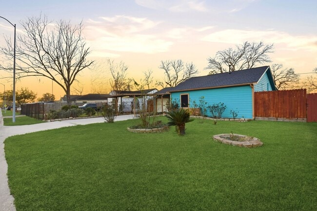 Building Photo - 506 Ogilvie St