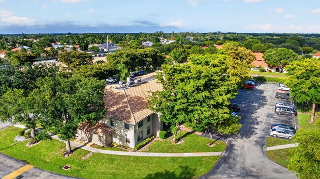 Building Photo - 9810 Pineapple Tree Dr