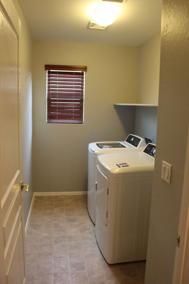 Building Photo - Large 4 bedroom home in Power Ranch