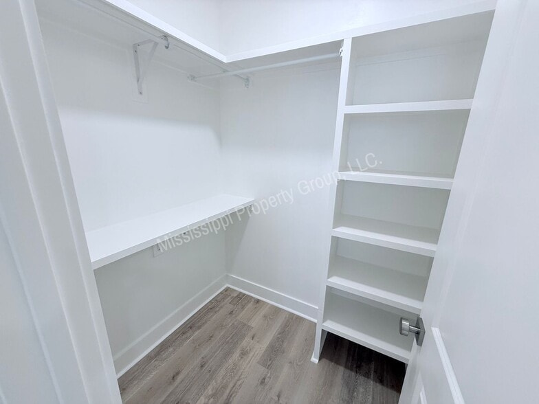 Building Photo - 613 Miramar Ln
