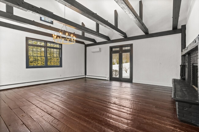 Building Photo - 11 Partrick Ln