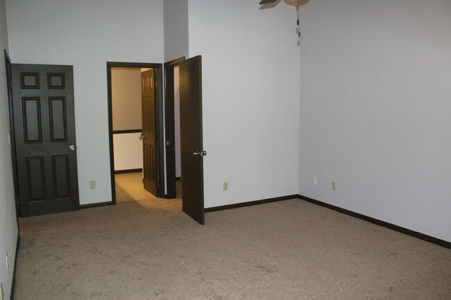 Building Photo - 2 bed 2 bath condo