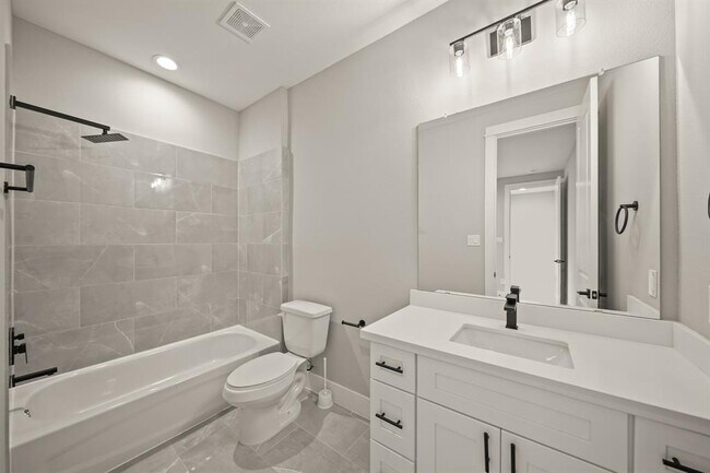 Building Photo - 823 Woodcrest Dr