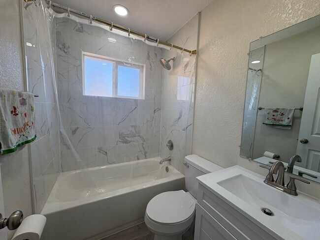 Building Photo - 2 Bed 1 Bath Home in Security!