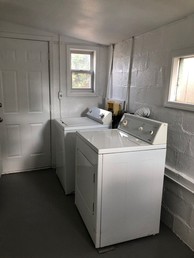 Building Photo - 2 Bedroom 1 Bathroom with River Views