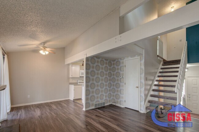 Building Photo - Cute townhome with 2 bedrooms - 1 1/2 bath...