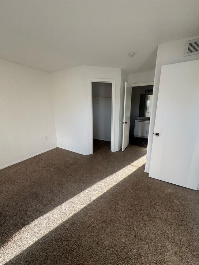 Building Photo - 1/1 Spacious Condo in Gated Community