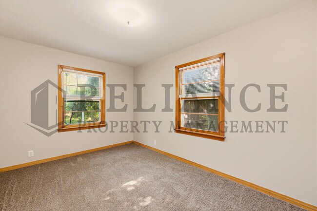 Building Photo - 1620 E Selma St