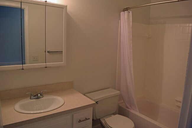 Building Photo - Sharp 2 bedroom, 2 1/2 bath with basement ...
