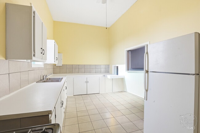 Building Photo - 19 S Green St