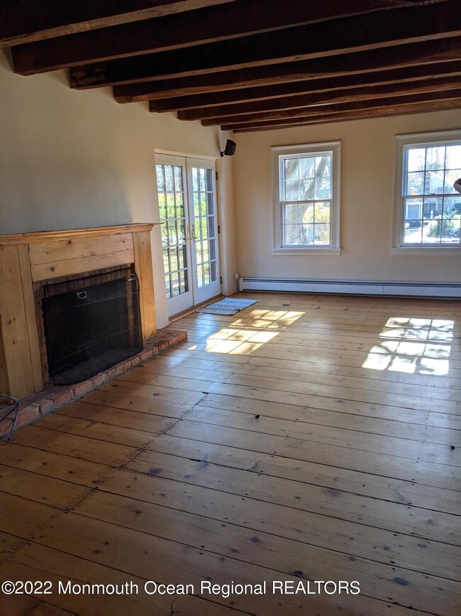 Building Photo - 16 E Larchmont Dr