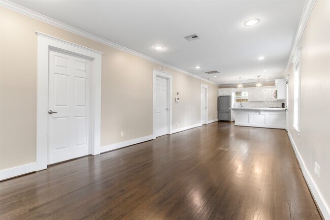 Building Photo - 814 E 23rd St