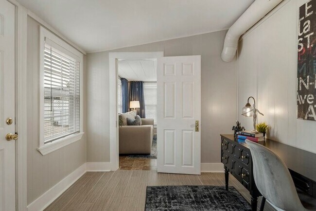 Building Photo - Enchanting Home @TU & Cherry Street