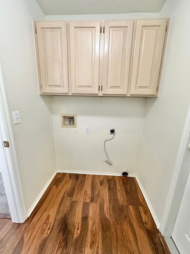 Building Photo - 4 bedrooms plus 2 additional areas. Price Reduced!!