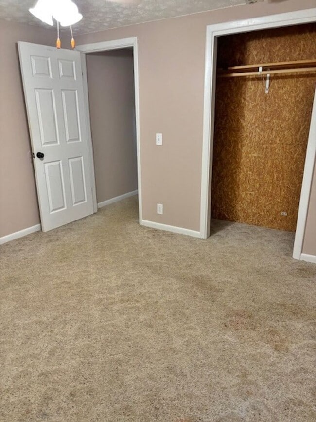 Building Photo - 3 Bedroom, 2 Bath home.