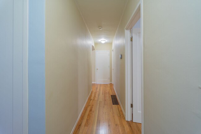 Building Photo - Charming and Well-Maintained Home in a Serene Neighborhood