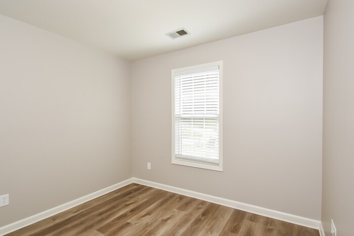 Building Photo - 113 Whispering Ct