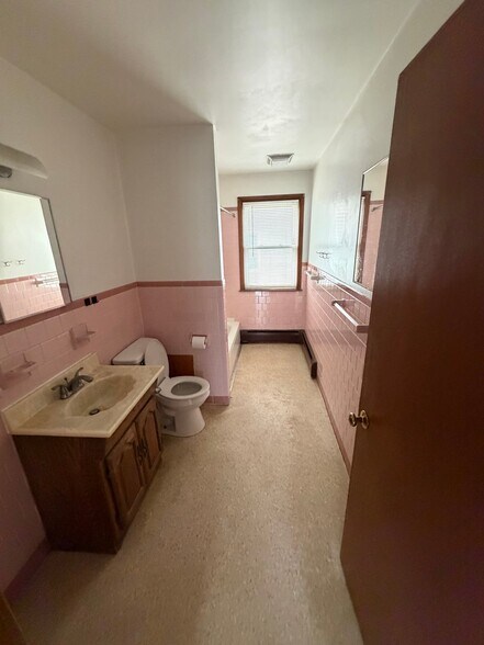 Building Photo - 100 Pilgrim Ave