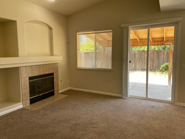 Building Photo - Spacious 4Bdrm, 2.5 bath off Sheldon & Hwy 99