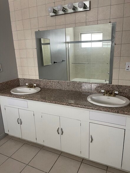 Downstairs bath - 15013 Hartsook St