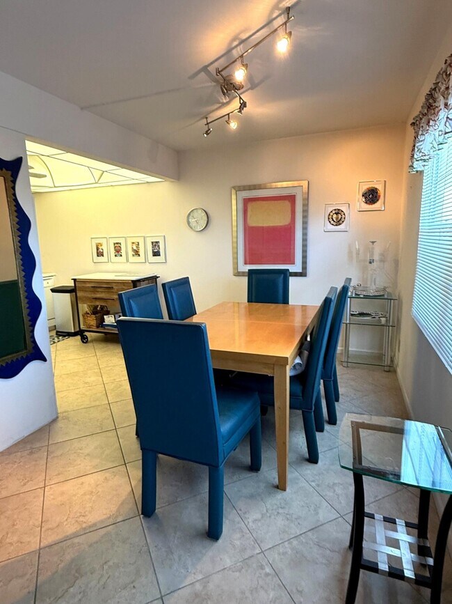 Building Photo - 4032 Yarmouth E