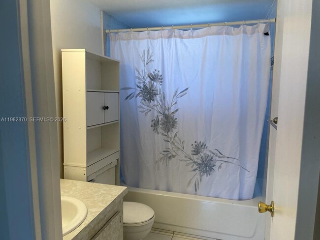 Building Photo - 220 SW 9th Ave