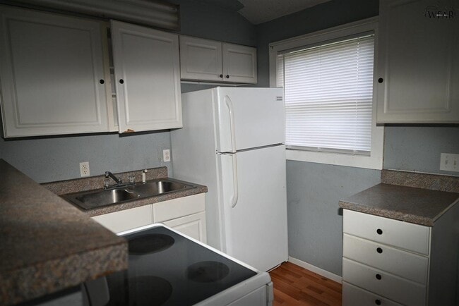 Building Photo - 1633 Hamlin Ave
